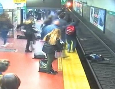 Se desmaya en el metro y tira a una mujer a las vías con la llegada del tren