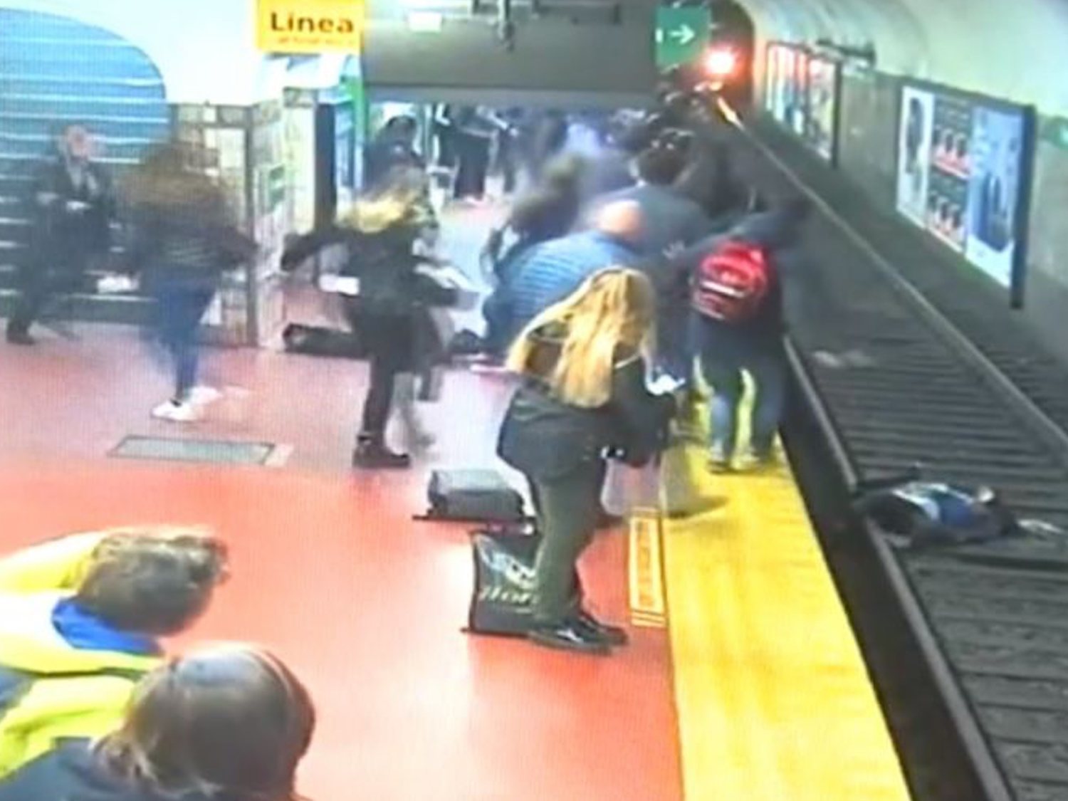 Se desmaya en el metro y tira a una mujer a las vías con la llegada del tren