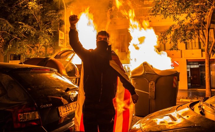 Las protestas violentas en Barcelona son el mejor revulsivo para Santiago Abascal a menos de un mes de las elecciones