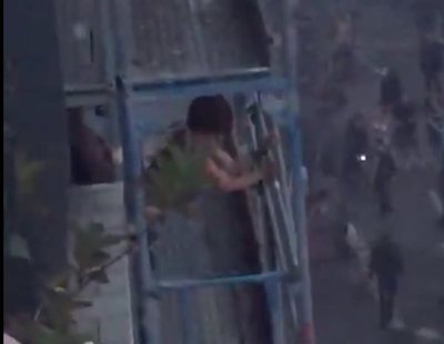 El vídeo de dos personas teniendo sexo sobre un andamio entre disturbios no es de Barcelona