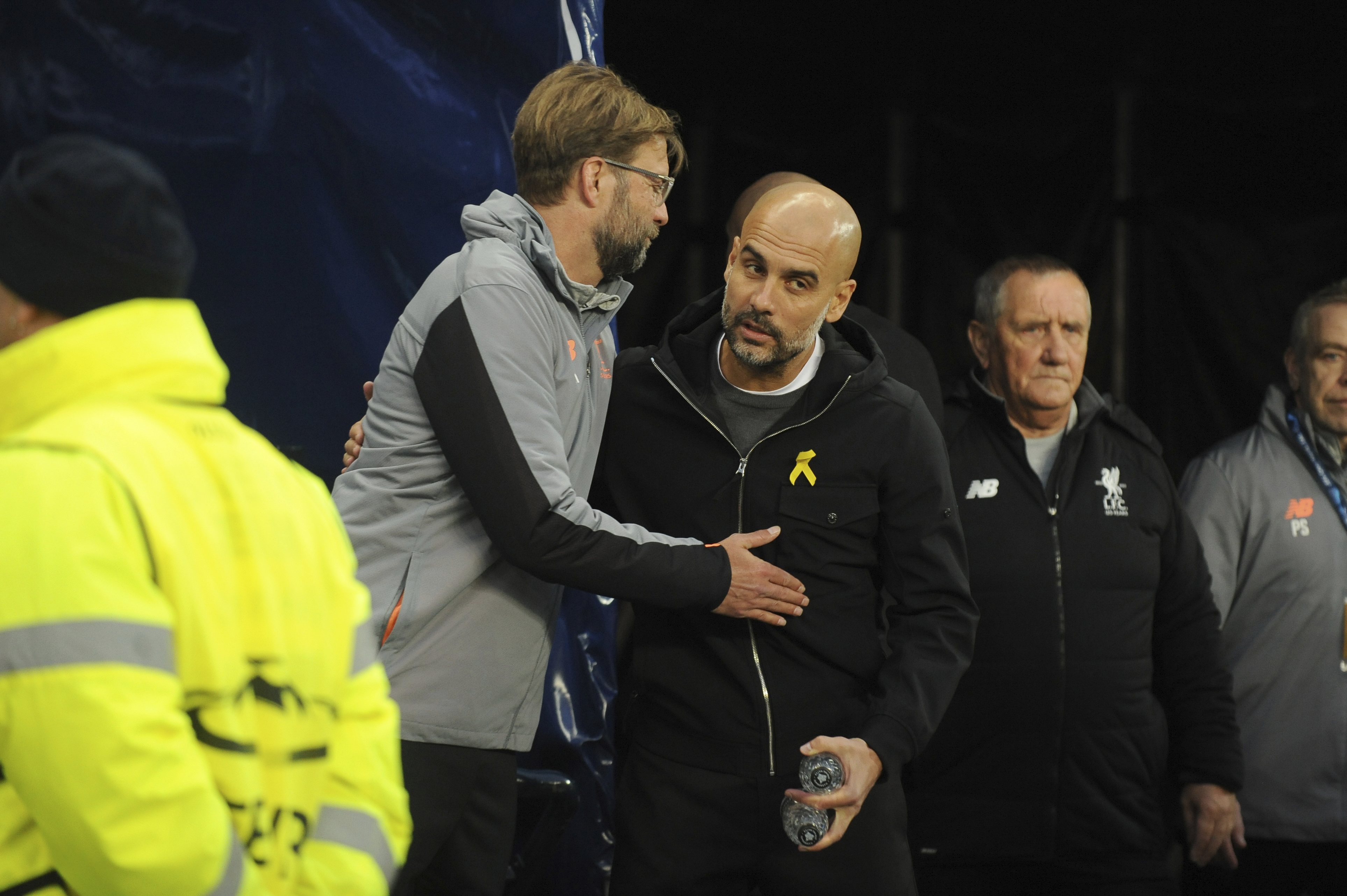 Pep Guardiola llevando el lazo amarillo durante un partido del Manchester City, a pesar de la sanción de la Federación Inglesa