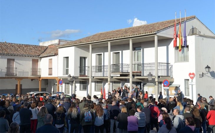 Manifestación convocada ante el Ayuntamiento de Valdemoro, donde centenares de personas se reunieron tras lo ocurrido