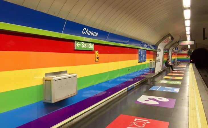 La estación de Chueca con la bandera arcoiris