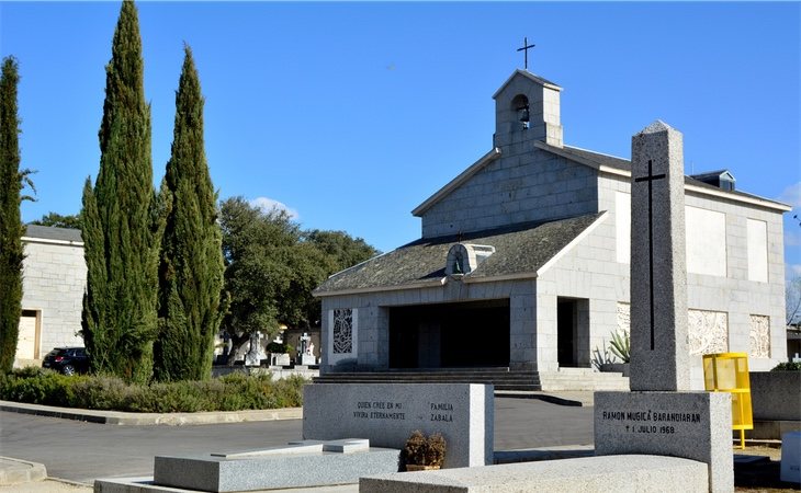 El panteón del cementerio de El Pardo Mingorrubio alberga los restos de la esposa de Franco y su hija