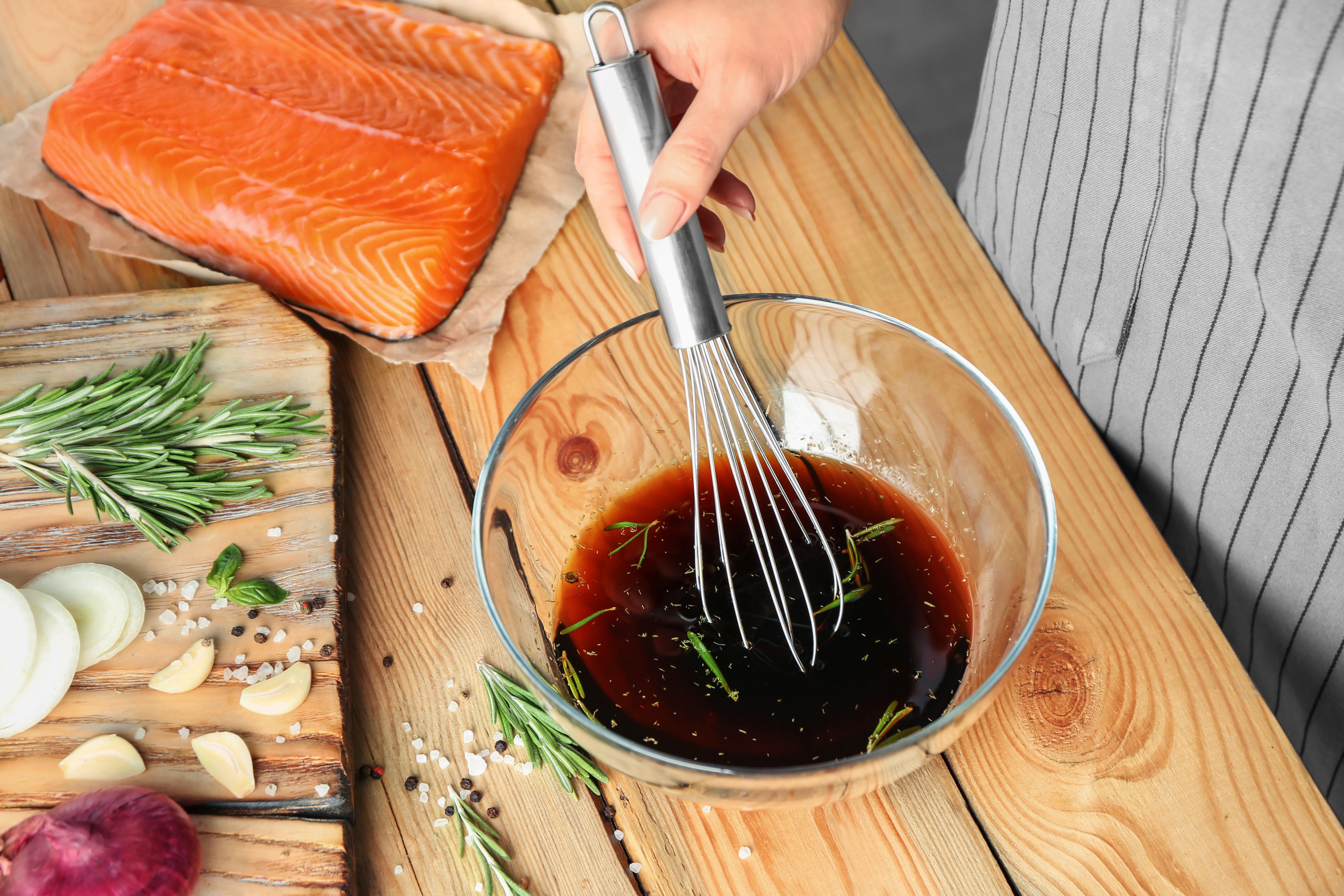 Preparación de un marinado con salsa teriyaki