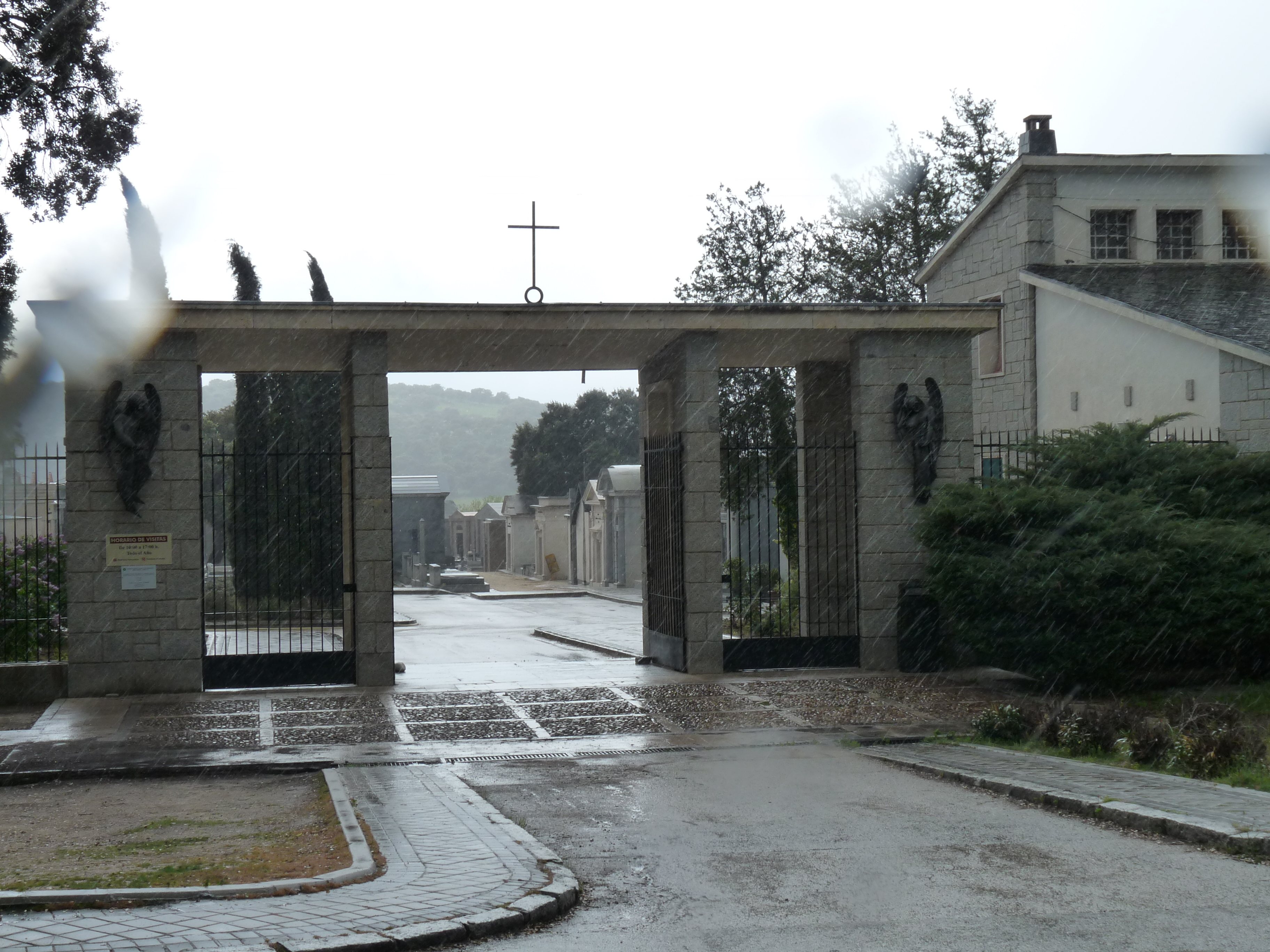 El cementerio de Mingorrubio en El Pardo (Madrid) alberga los restos de Francisco Franco, su mujer, su hija y otros dictadores del siglo XX | CC Alkarrier