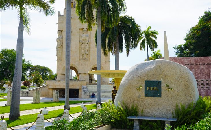 Una gran piedra de la Sierra Maestra es ahora la tumba de Fidel Castro en el cementerio de Santa Ifigenia (Santiago de Cuba)