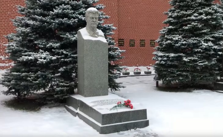 La tumba de Joseph Stalin se encuentra en un cementerio a los pies del Kremlin, sin ningún tipo de honor por parte del Gobierno ruso