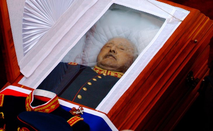 Pinochet falleció a los 91 años y desde el momento de su funeral, nadie ha podido ver su féretro, ni tampoco el lugar donde descansan sus restos mortales