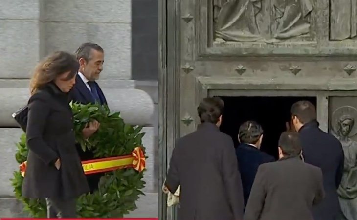 La familia Franco entra en el Valle de los Caídos. Posteriormente se cerrará la puerta y volverán a salir con el féretro