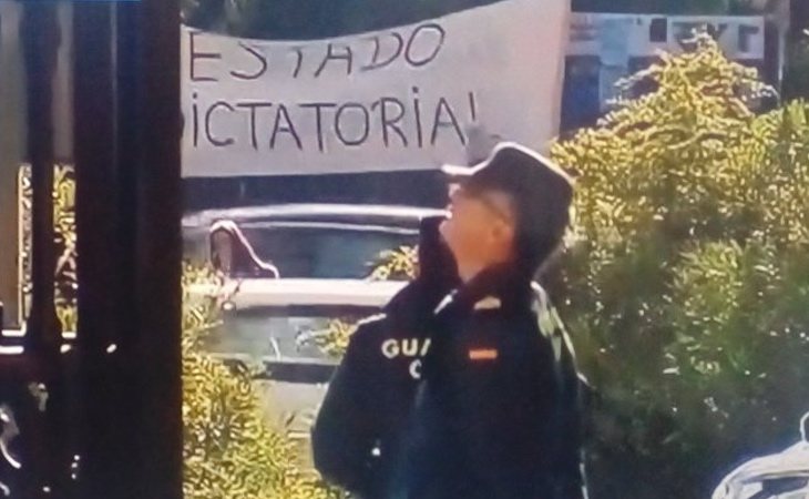 Franquistas despliegan una pancarta en la que se puede leer 'ESTADO DICTATORIAL' protestando por la exhumación de Franco