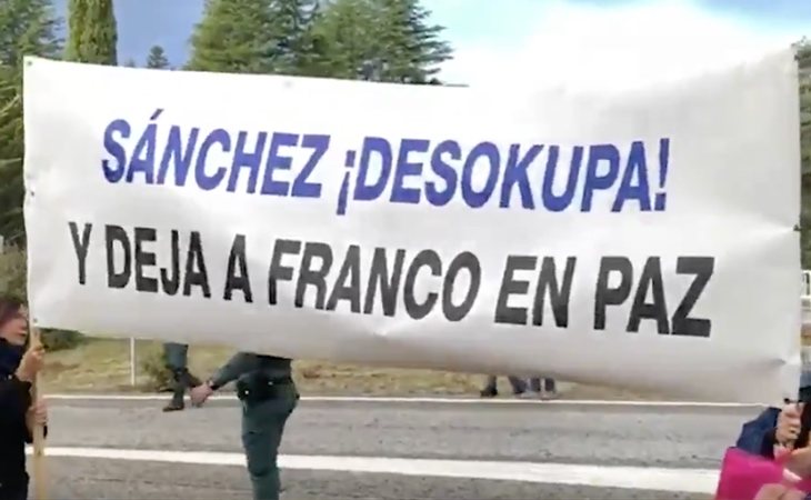 Continúa el despliegue de pancartas franquistas: 'Sánchez ¡Desokupa! Y deja a Franco en paz'