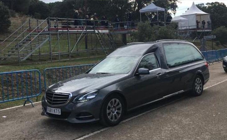 Llega el coche fúnebre a Mingorrubio. En él se trasladarán los restos hasta el cementerio cuando aterrice el helicóptero. Se trasladarán en el ...