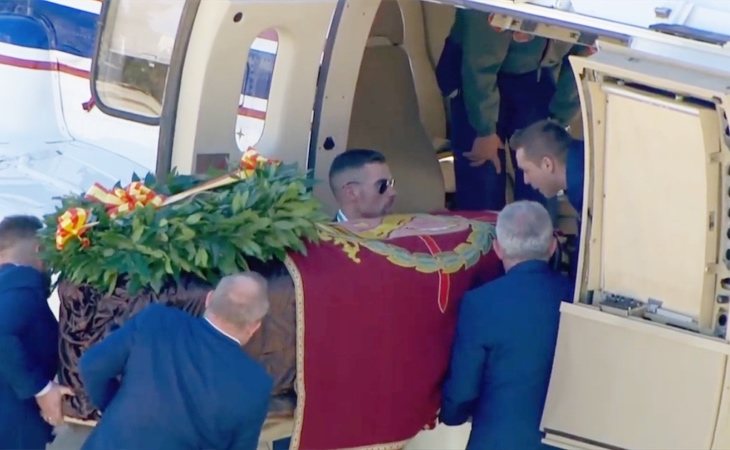 El féretro de Franco ya está en el helicóptero que trasladará los restos al cementerio de Mingorrubio (El Pardo)
