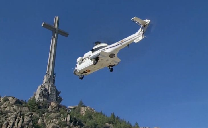 Los restos de Franco ya viajan en helicóptero del Valle de los Caídos al cementerio de Mingorrubio