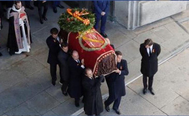 La bandera que cubría los restos de Franco está adornada con la Cruz Laureada de San Fernando, que se utiliza para premiar 'actos heroicos o ...