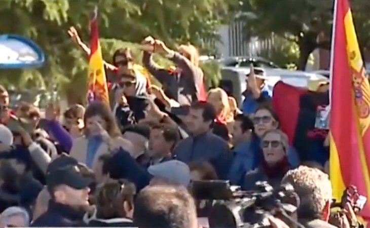 Saludos fascistas y cánticos de 'Cara al Sol' en la llegada de los restos de Franco al cementerio de Mingorrubio
