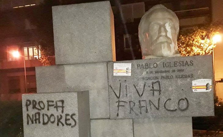 El busto de Pablo Iglesias, fundador del PSOE, aparece con pintadas de 'Profanadores' y 'Viva Franco'