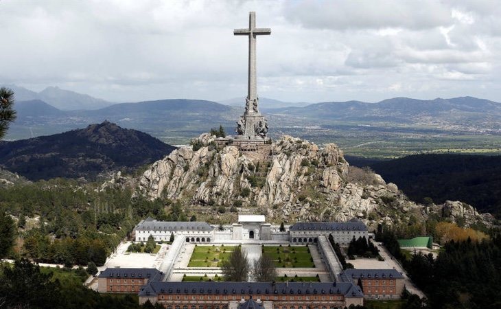 Identificados y atendidos por hipotermia dos franquistas por subirse a un risco del Valle de los Caídos con banderas franquistas