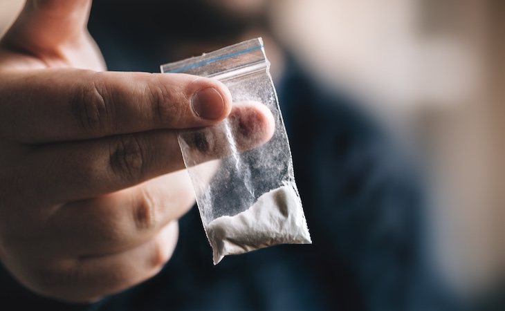 Primer plano de una bolsita con cocaína