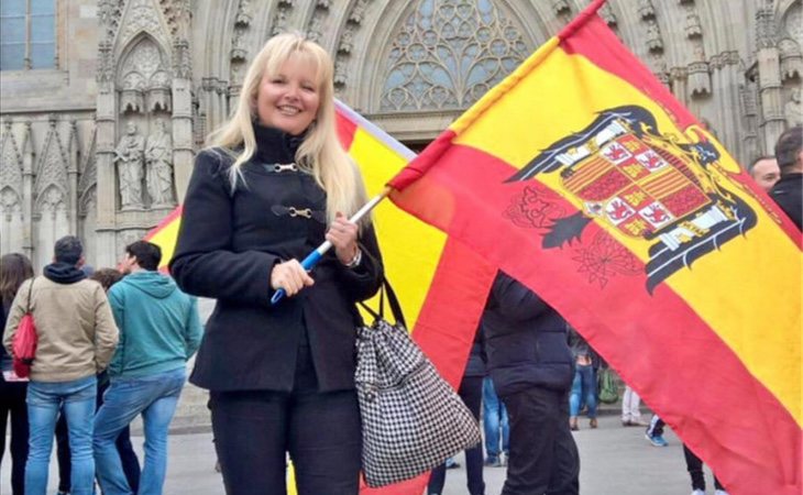 Carlota Sales I Llop, portando una bandera del régimen franquista