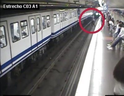La angustiosa caída de una joven a las vías del Metro de Madrid por ir mirando el móvil
