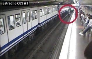 La angustiosa caída de una joven a las vías del Metro de Madrid por ir mirando el móvil