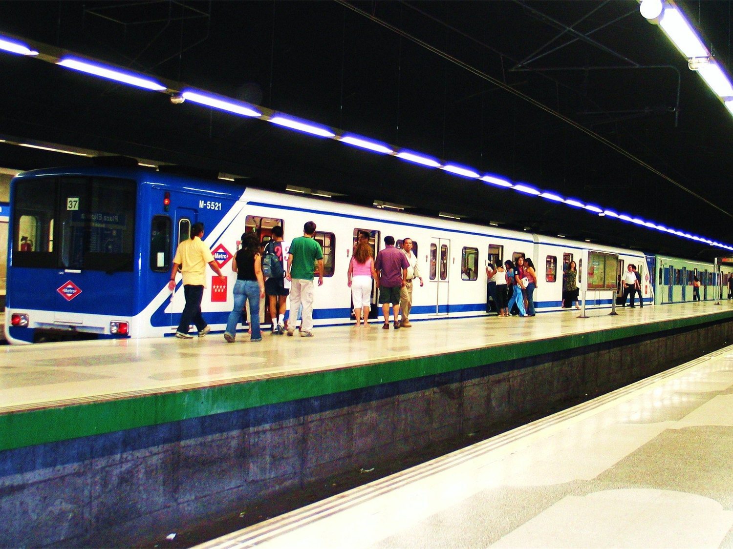 La angustiosa caída de una joven a las vías del Metro de Madrid por ir mirando el móvil