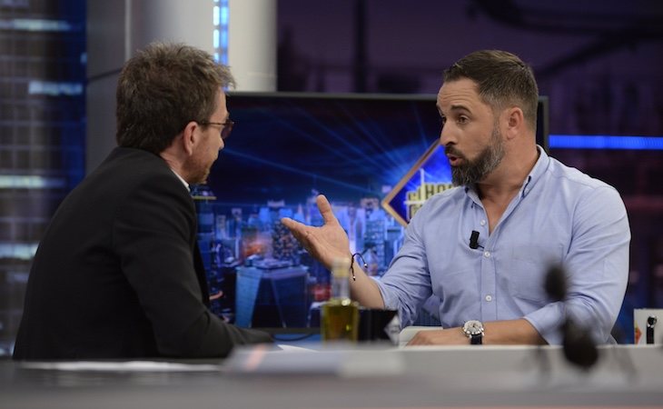 El público intentó boicotear el programa al llevar a Abascal