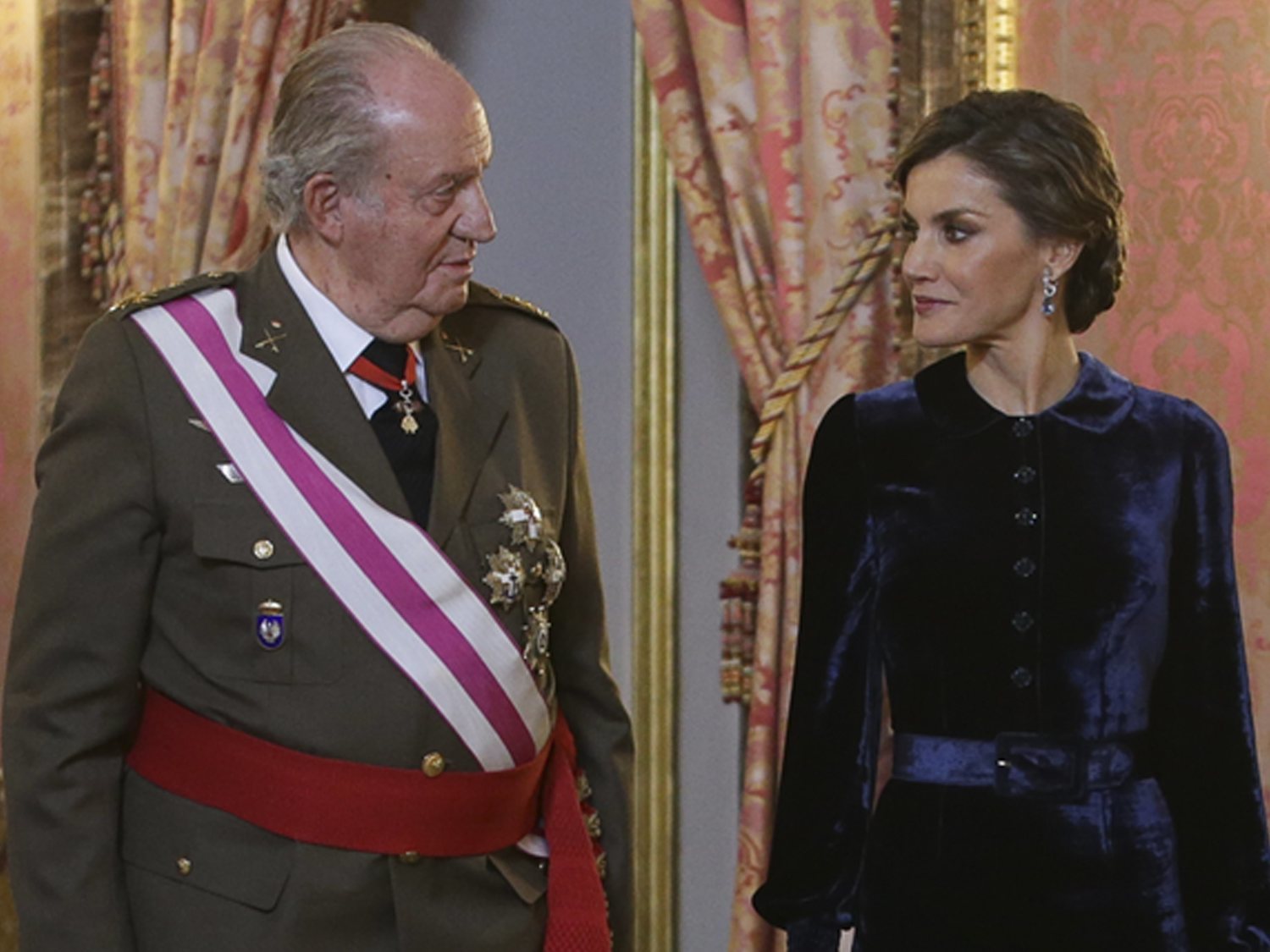 La reina Letizia carga contra el rey Juan Carlos y le acusa de "cargarse la monarquía"
