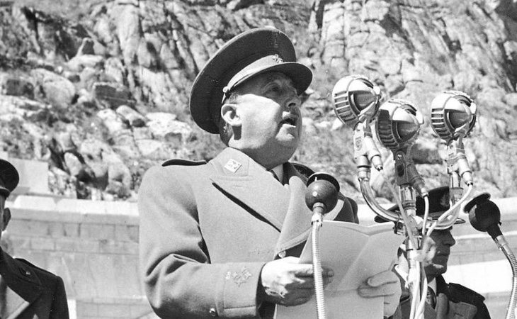 Franco pronuncia un discurso durante la inauguración del Valle en 1958