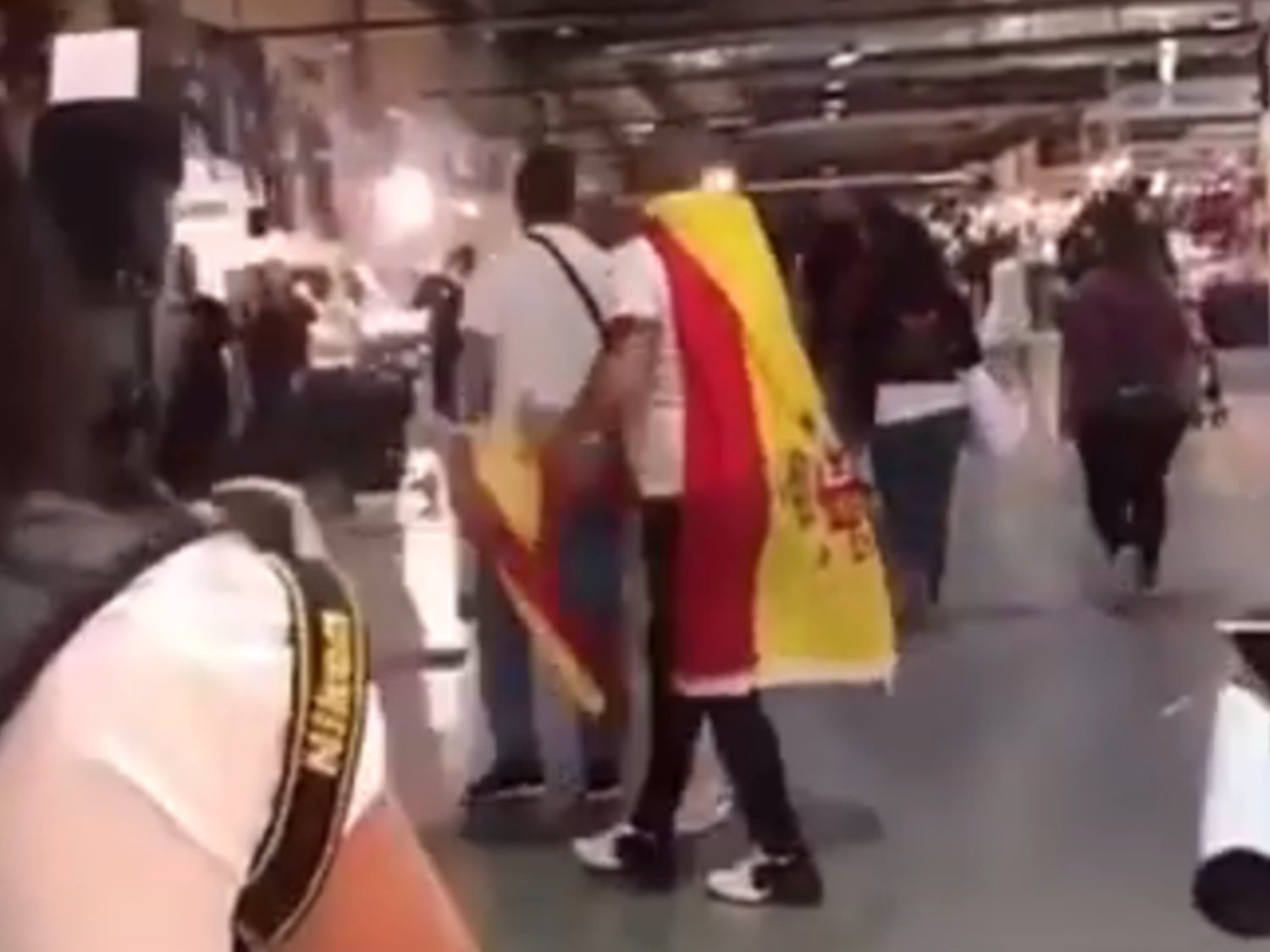 Ultras de VOX agreden a personas LGTBI en Alicante al grito de "maricones" y "viva España"