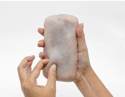 Lanzan la primera funda hecha con piel humana falsa que responde a estímulos sensoriales