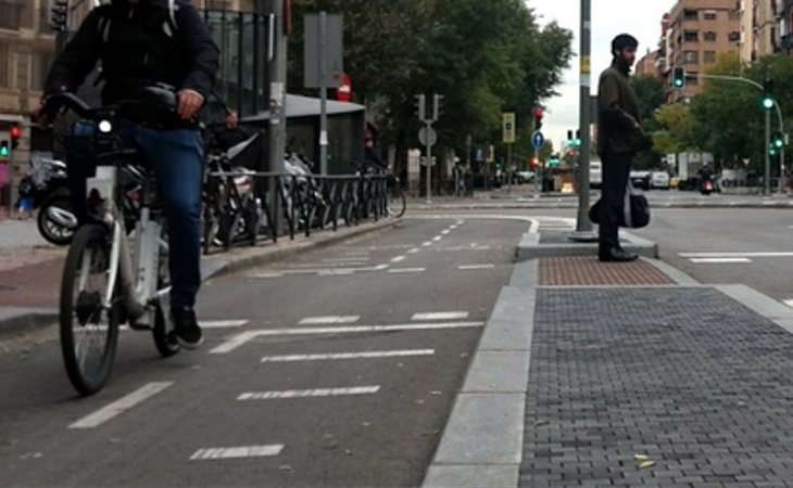 El carril bici de Santa Engracia también espera a ser desmantelado