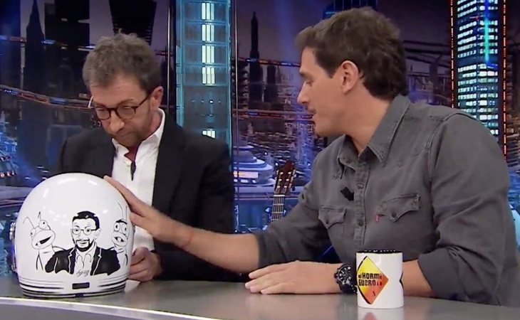 Albert Rivera regalándole un casco a Pablo Motos en 'El hormiguero'