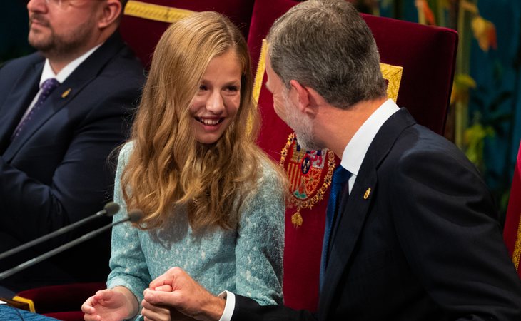 Si bien tiene una buena relación con su madre, los más observadores y conocedores aseguran que la princesa guarda una mejor complicidad con su padre, el rey Felipe VI