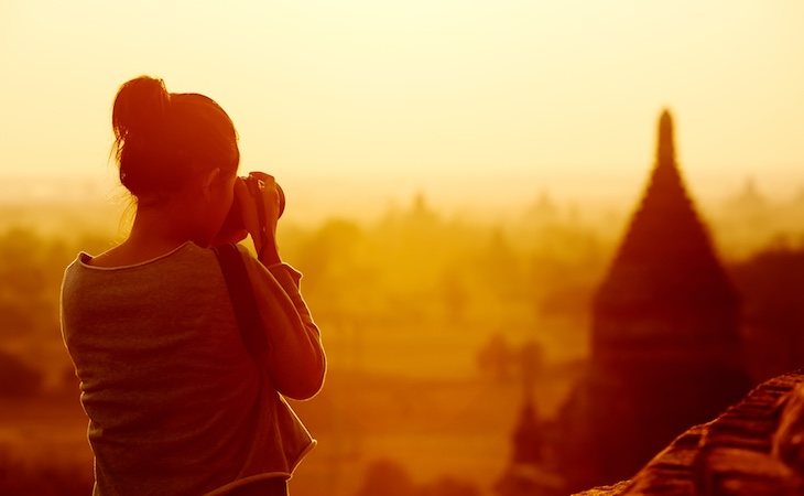 Viajera fotografiando los templos de Bangan Myanmar en Asia