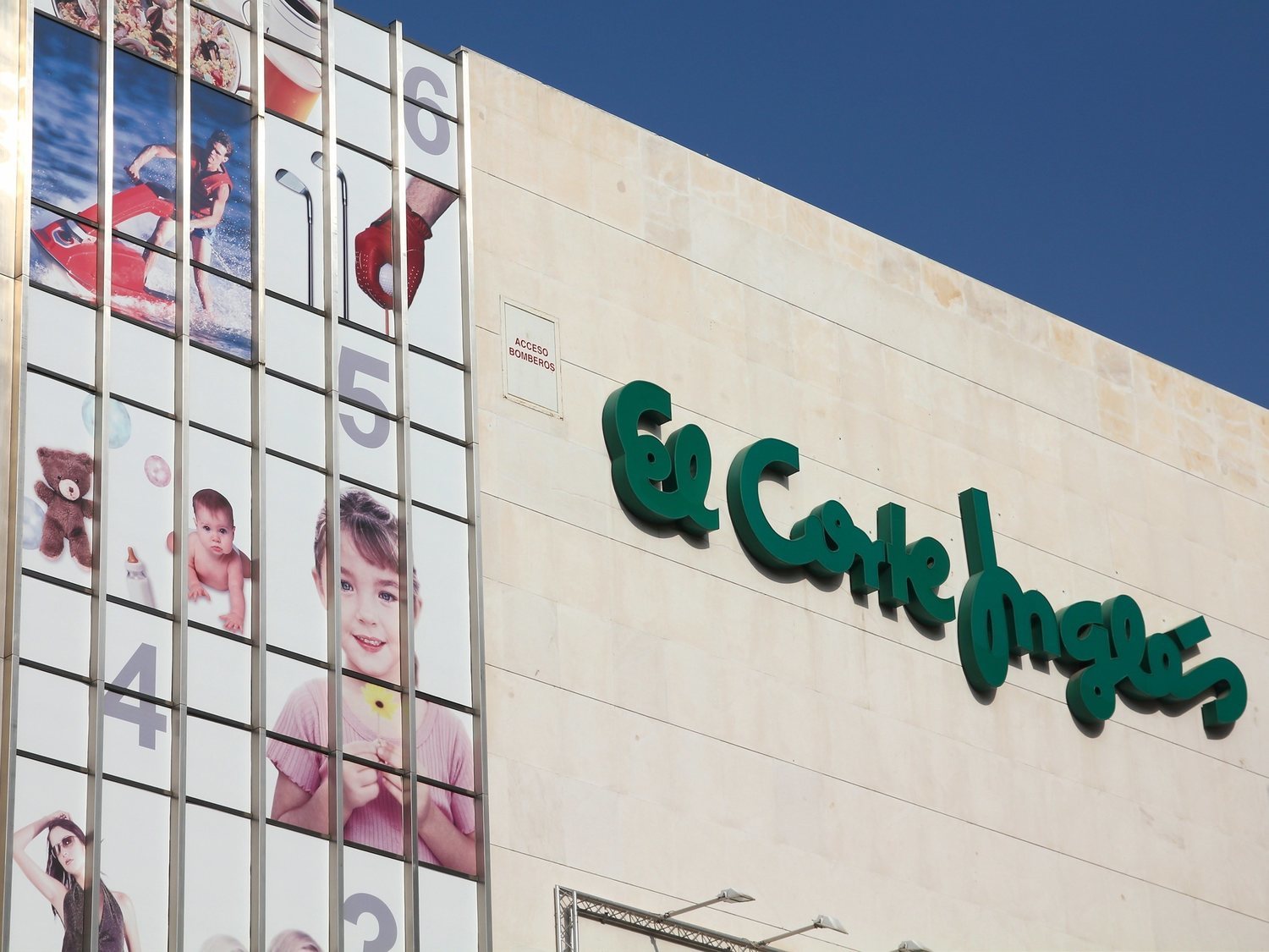 Trabajar en El Corte Inglés: Así son las condiciones y salarios de sus dependientes y cajeros