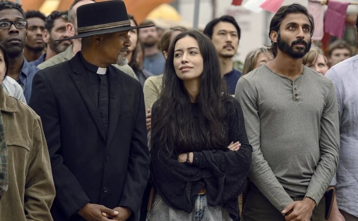 El padre Gabriel, Rosita y Siddiq en 'The Walking Dead'