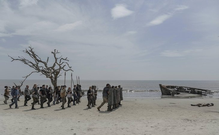 Los protagonistas entrenan en una playa en 'The Walking Dead'