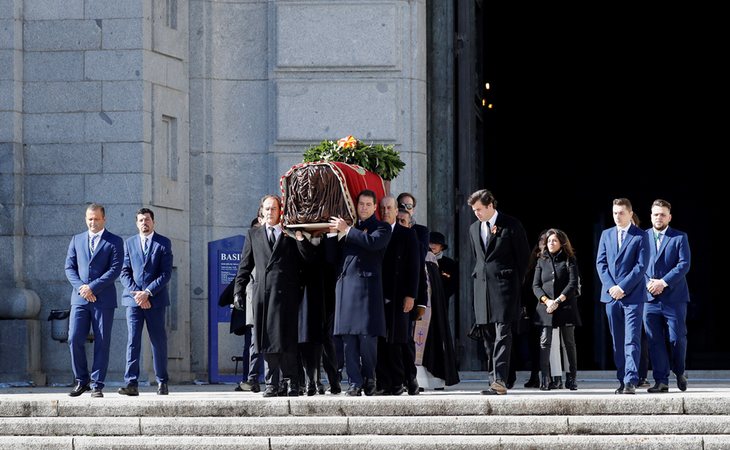 Exhumación y traslado de los restos del dictador Francisco Franco, el pasado 24 de octubre, a hombros de sus familiares