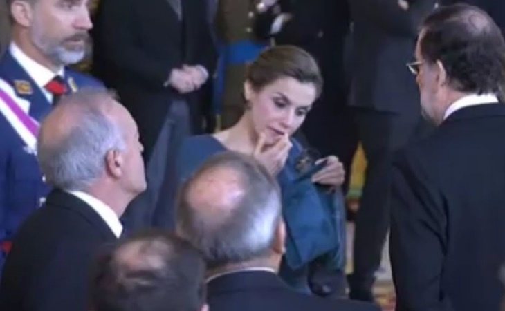 La Reina no dudó en retocarse en medio de la Ceremonia de la Pascua Militar