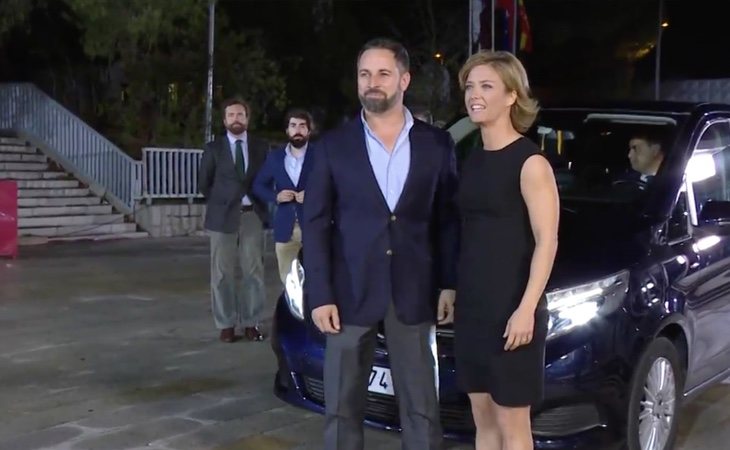 El líder de VOX, Santiago Abascal, ha sido el primer candidato en llegar a la sede del debate organizado por la Academia de la Televisión