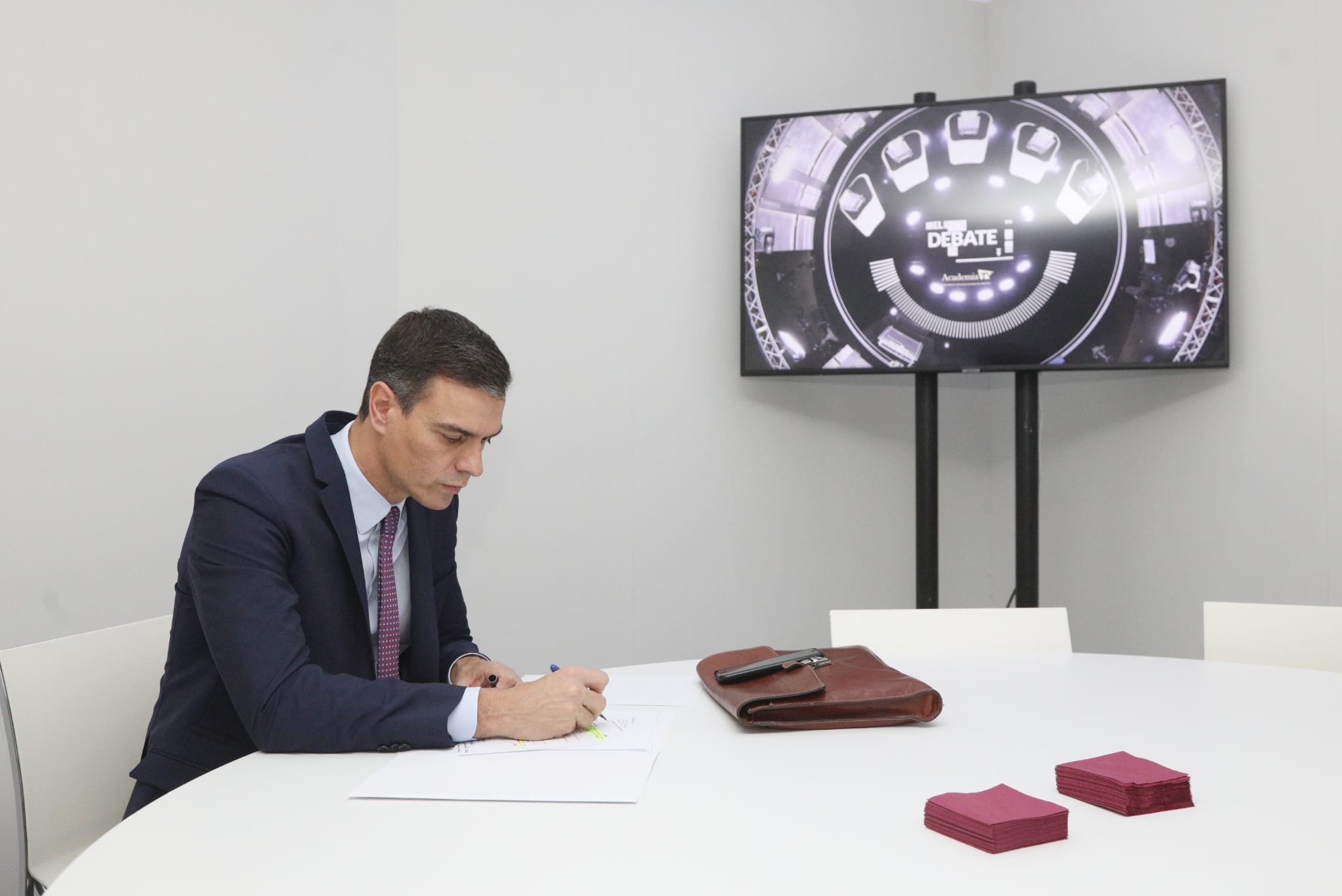 El PSOE difunde una fotografía de Sánchez preparando el debate en el Pabellón de Cristal de Madrid