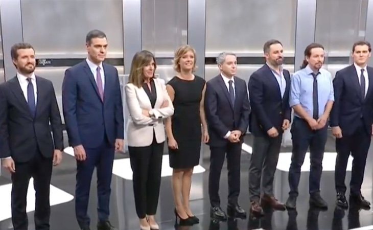 Los candidatos se fotografían en el plató, a punto de tomar su posición en los atriles para comenzar el debate