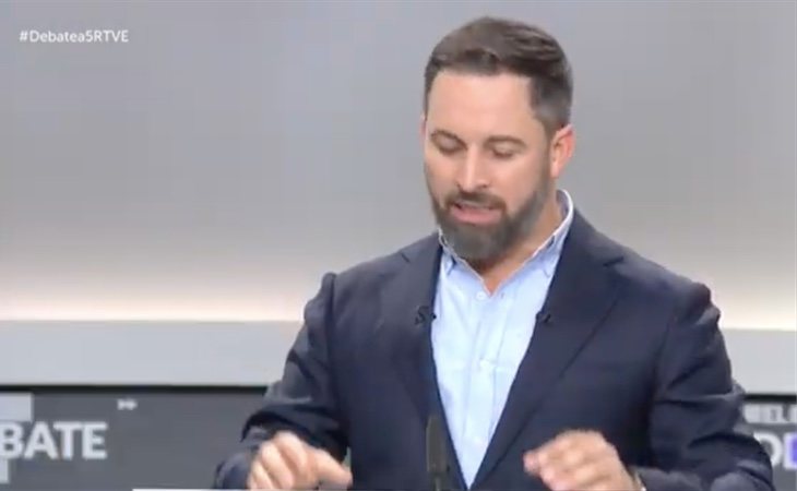 Santiago Abascal muestra su solución mágica para la crisis: acabar con las autonomías y la inmigración. Con ello, asegura, ya se solucionan los ...