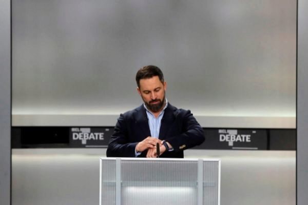 Abascal repite: quiere retirar la sanidad a los migrantes. Lo hace poco días después de utilizar los apellidos de personas rechazadas en ayudas ...