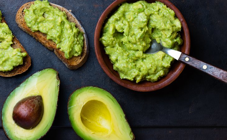 El guacamole es una de las salsas que más de moda se han puesto recientemente, sin embargo, hay que estudiar bien la etiqueta nutricional de la marca que nos lo vende, porque podría tener un bajo contenido en aguacates