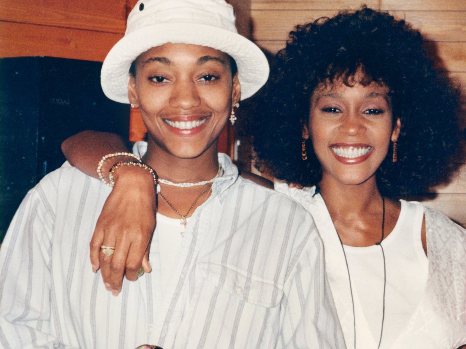 La mejor amiga de Whitney Houston revela que mantuvieron una relación sentimental