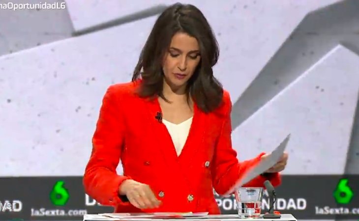 Inés Arrimadas comienza atacando al PSOE y sacando merchandaising